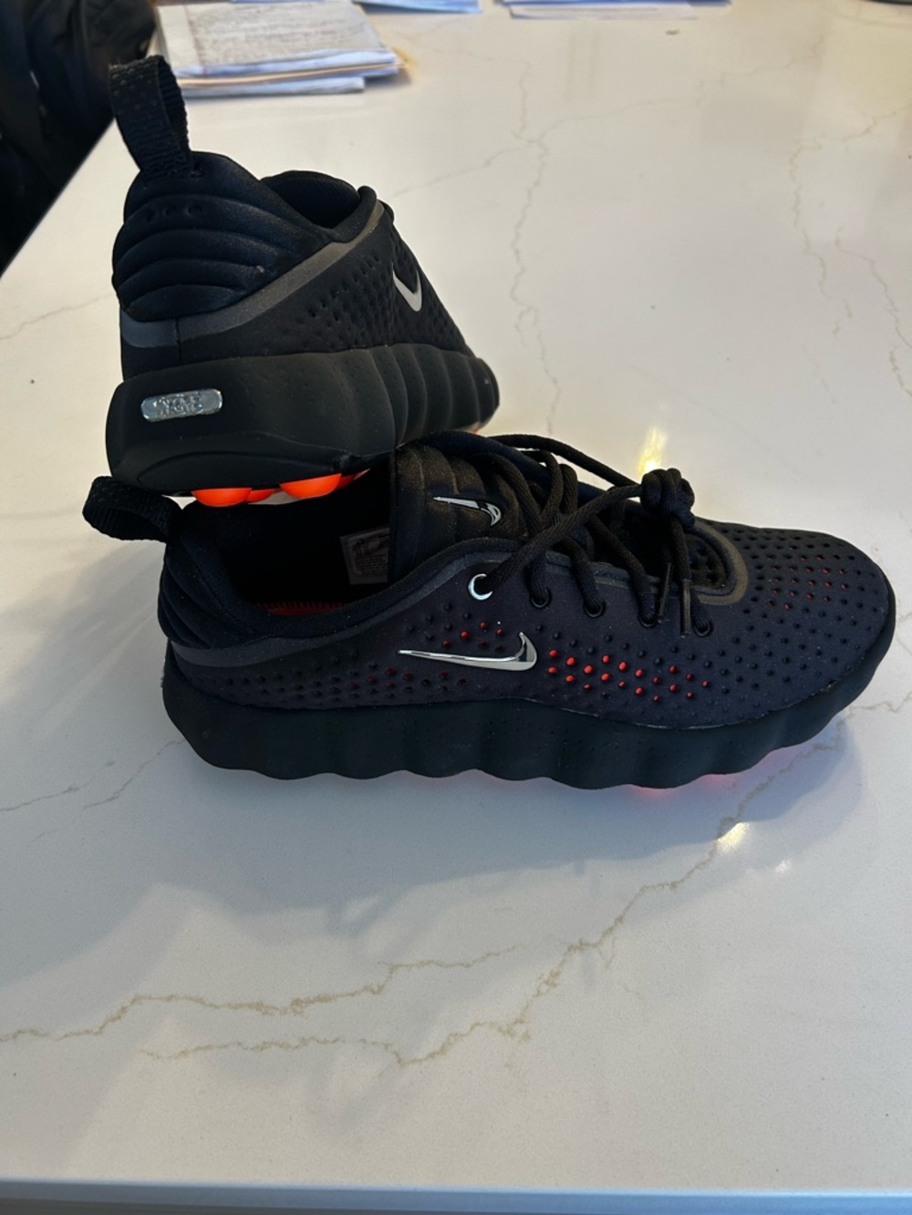 Nike Mind 002 - Black and Hyper Crimsom - Picture 2 of 11